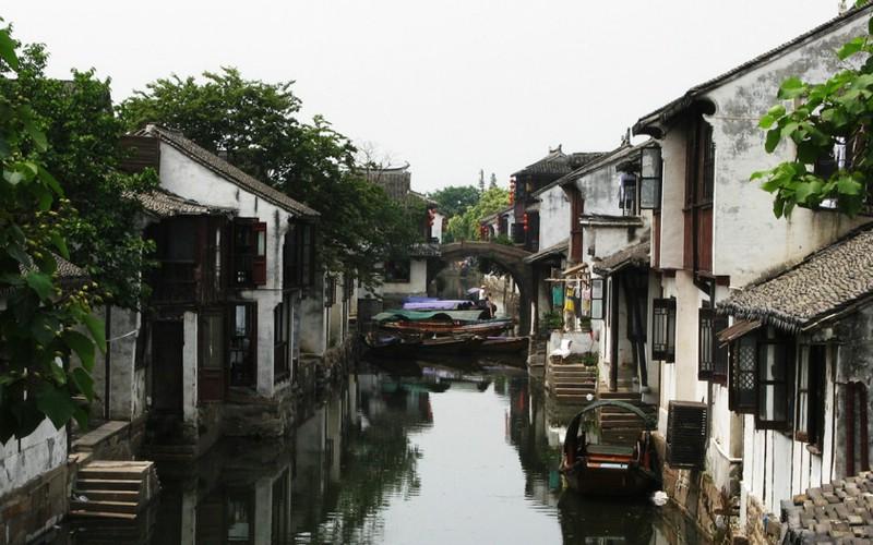 万国数据盘中异动 股价大跌5.10%